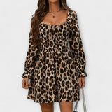 Vestido encantador com estampado de leopardo