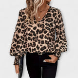 Blusa estilosa com padrão de leopardo