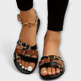 Sandálias leopardas com tiras cruzadas