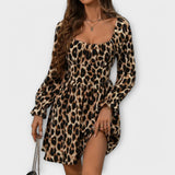 Vestido encantador com estampado de leopardo