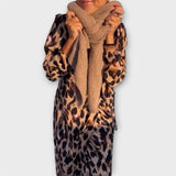 Vestido confortável com padrão de leopardo e decote em V