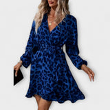 Vestido estiloso com padrão de leopardo, decote em V e cinto amovível