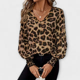 Blusa estilosa com padrão de leopardo