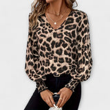Blusa estilosa com padrão de leopardo