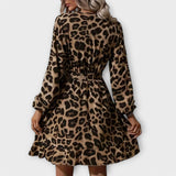 Vestido estiloso com padrão de leopardo, decote em V e cinto amovível