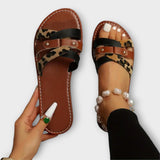 Sandálias leopardas com tiras cruzadas