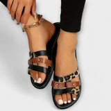 Sandálias leopardas com tiras cruzadas