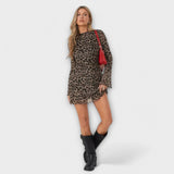Vestido de material transparente com padrão de leopardo e mangas em sino
