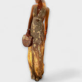 Vestido de pelúcia com decote em V e detalhes de lantejoulas