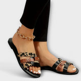Sandálias leopardas com tiras cruzadas