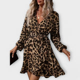 Vestido estiloso com padrão de leopardo, decote em V e cinto amovível