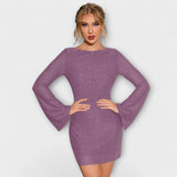 Vestido sem costas com lantejoulas e mangas longas