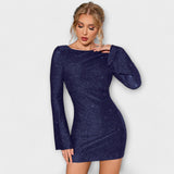 Vestido sem costas com lantejoulas e mangas longas